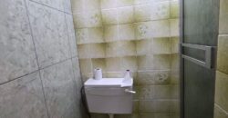 Guest house with multiple rooms, shops and entertainment area!