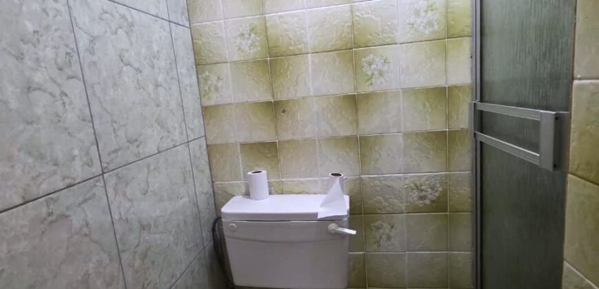 Guest house with multiple rooms, shops and entertainment area!
