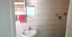 Guest house with multiple rooms, shops and entertainment area!