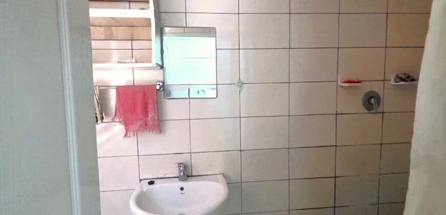 Guest house with multiple rooms, shops and entertainment area!