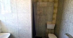 Guest house with multiple rooms, shops and entertainment area!