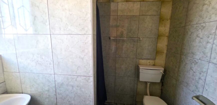 Guest house with multiple rooms, shops and entertainment area!