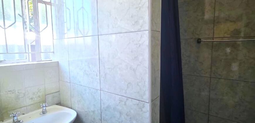 Guest house with multiple rooms, shops and entertainment area!