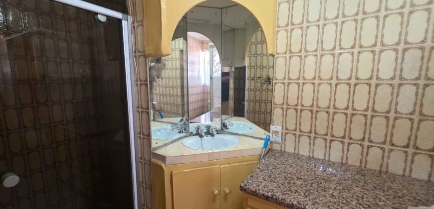Guest house with multiple rooms, shops and entertainment area!