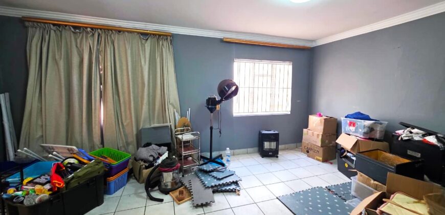 Spacious family home with a separate cottage in Cyrildene