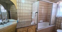 Guest house with multiple rooms, shops and entertainment area!