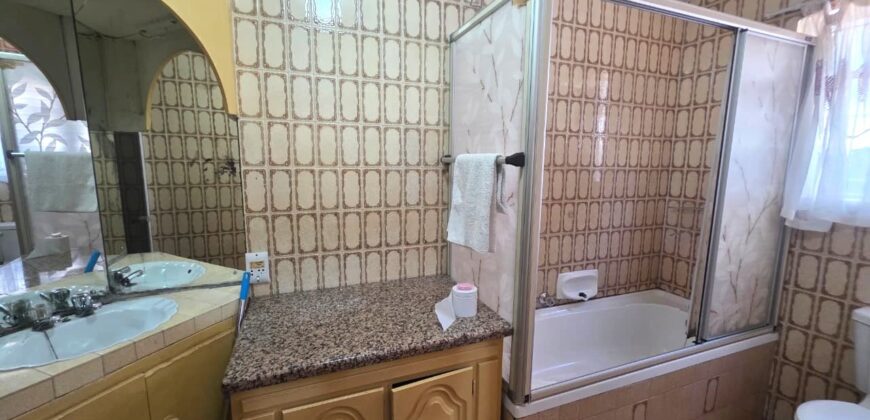 Guest house with multiple rooms, shops and entertainment area!