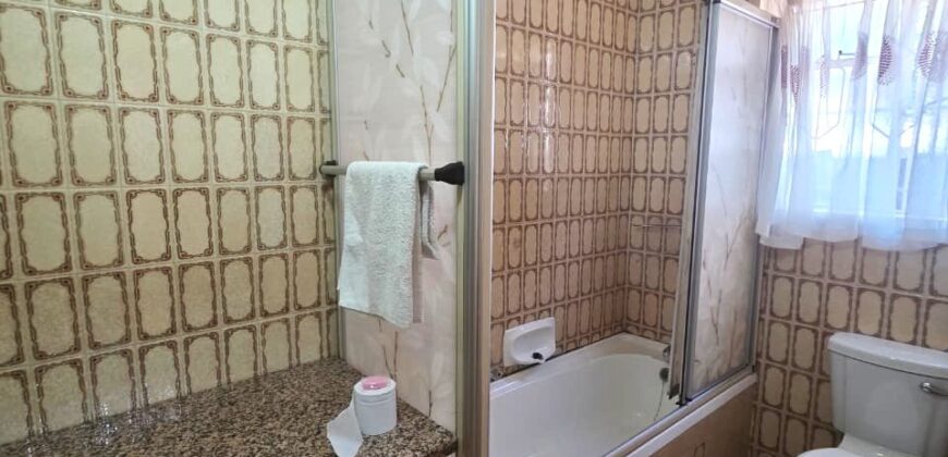 Guest house with multiple rooms, shops and entertainment area!