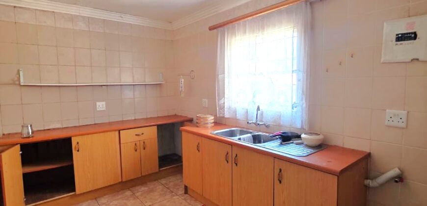 Spacious family home with a separate cottage in Cyrildene