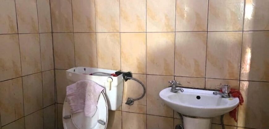 Guest house with multiple rooms, shops and entertainment area!