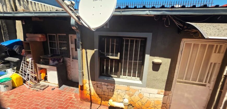 Guest house with multiple rooms, shops and entertainment area!