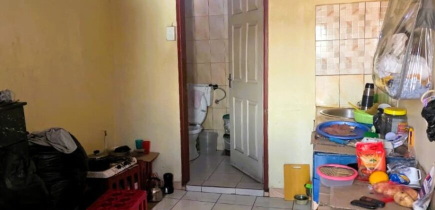 Guest house with multiple rooms, shops and entertainment area!