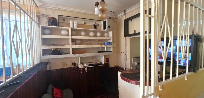 Guest house with multiple rooms, shops and entertainment area!