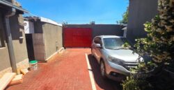 Guest house with multiple rooms, shops and entertainment area!