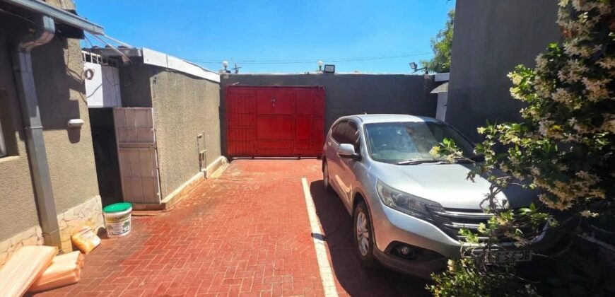 Guest house with multiple rooms, shops and entertainment area!