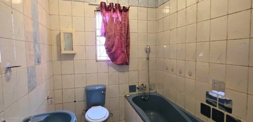Spacious family home with a separate cottage in Cyrildene