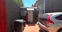 Guest house with multiple rooms, shops and entertainment area!