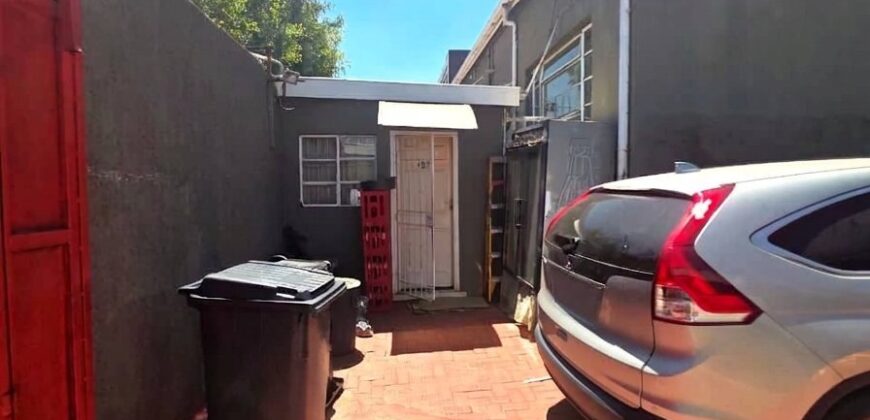 Guest house with multiple rooms, shops and entertainment area!
