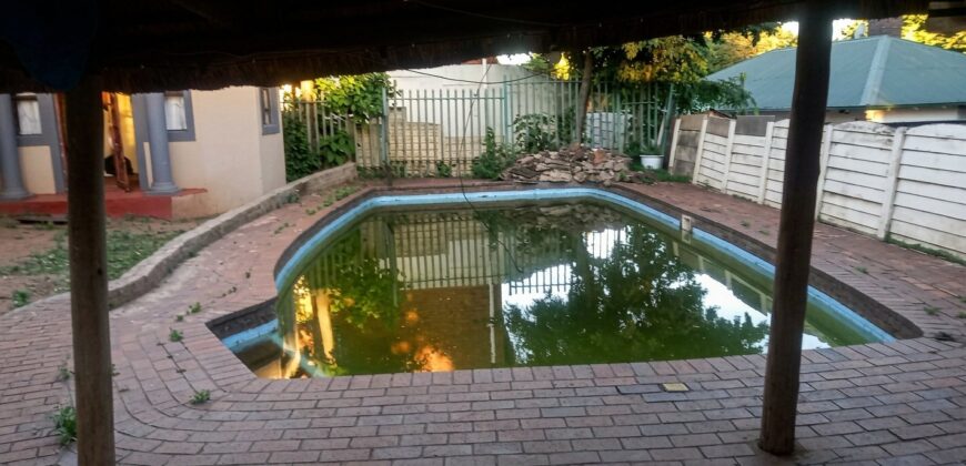 Spacious Property with Multiple Cottages in Kensington
