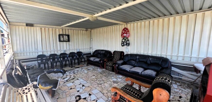 Guest house with multiple rooms, shops and entertainment area!