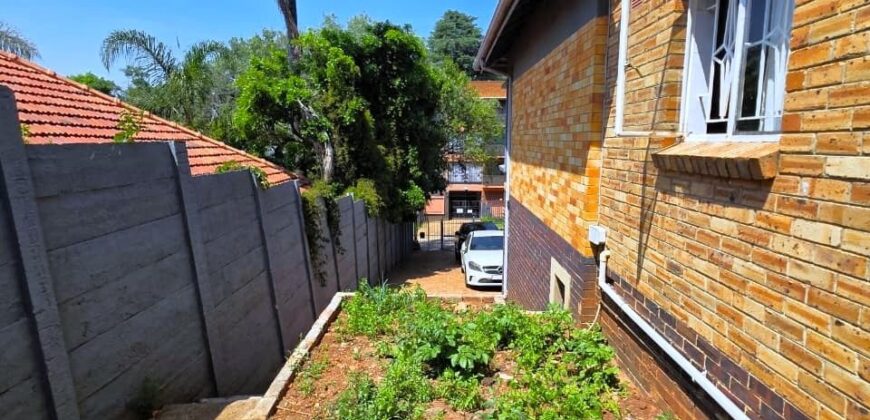 Spacious family home with a separate cottage in Cyrildene