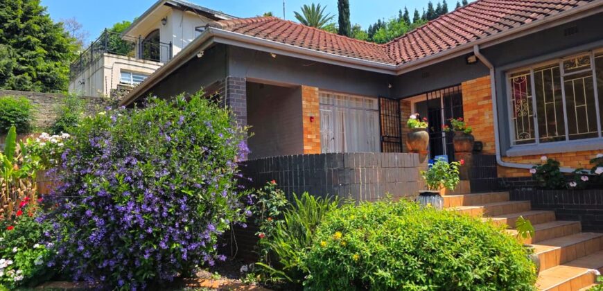 Spacious family home with a separate cottage in Cyrildene