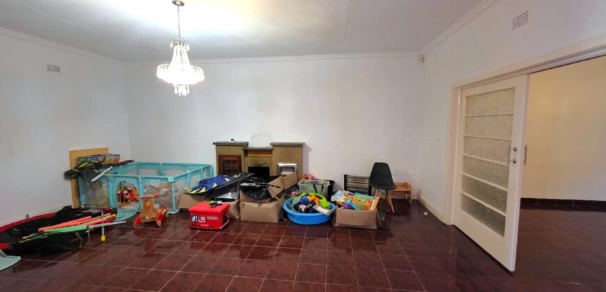 Spacious family home with a separate cottage in Cyrildene