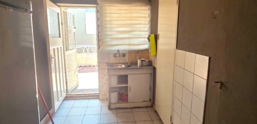 Guest house with multiple rooms, shops and entertainment area!