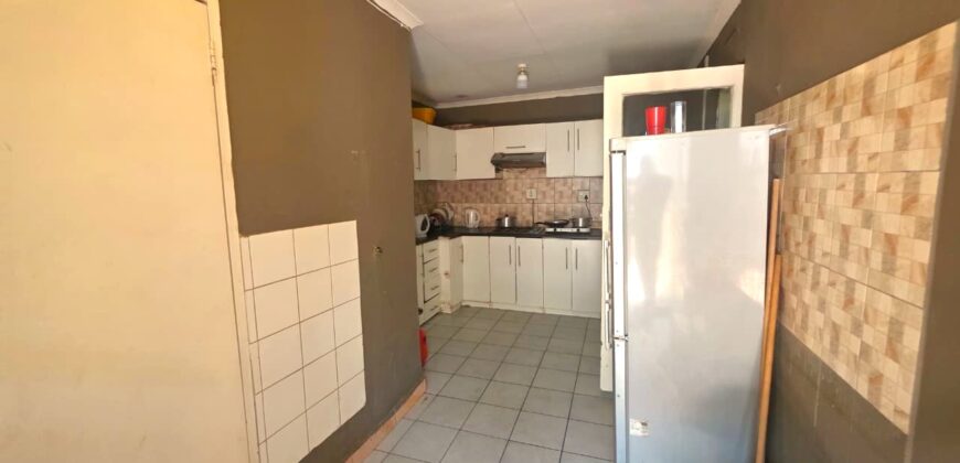 Guest house with multiple rooms, shops and entertainment area!