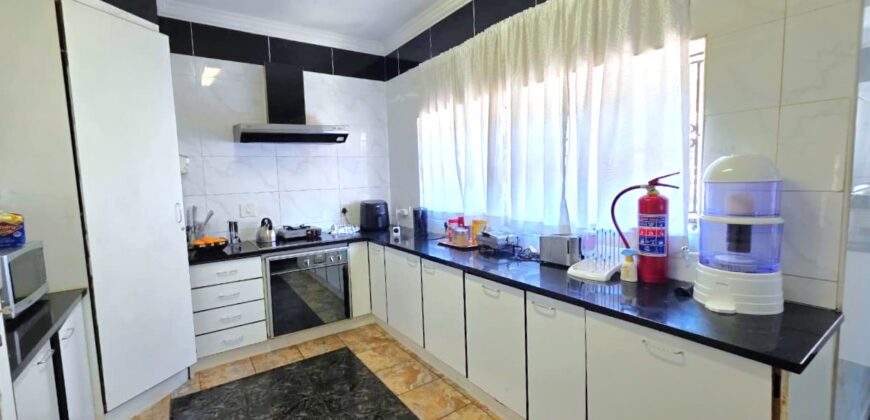 Spacious family home with a separate cottage in Cyrildene