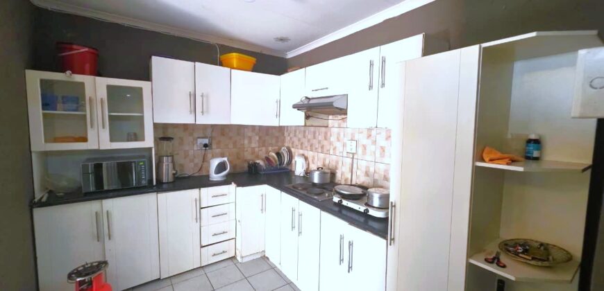 Guest house with multiple rooms, shops and entertainment area!