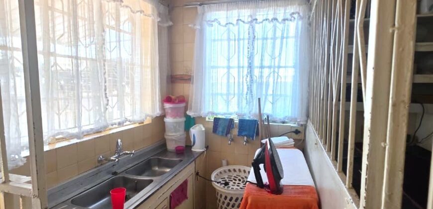 Guest house with multiple rooms, shops and entertainment area!