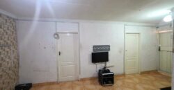 Guest house with multiple rooms, shops and entertainment area!