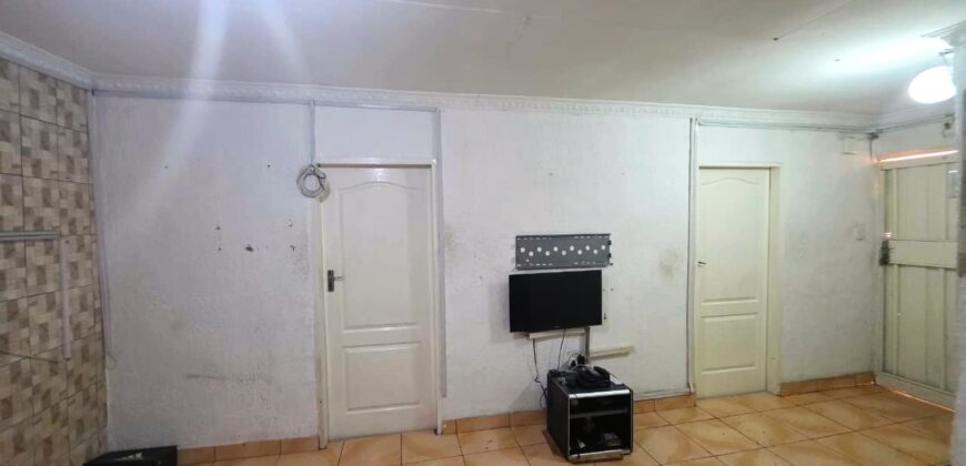 Guest house with multiple rooms, shops and entertainment area!