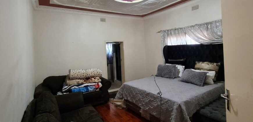 Spacious Property with Multiple Cottages in Kensington