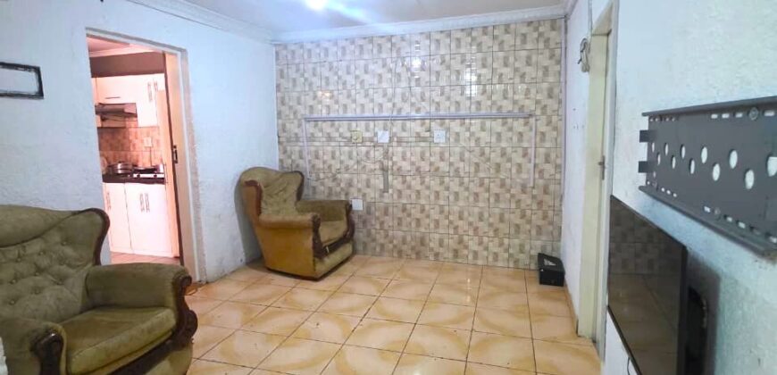 Guest house with multiple rooms, shops and entertainment area!